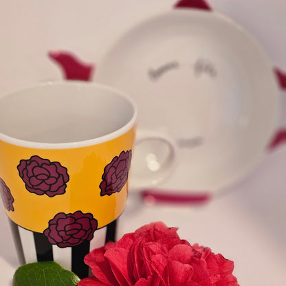 Image de présentation du coffret Camélia Chacha de Comme un samedi composé d'un mug et d'une assiette personnalisable.